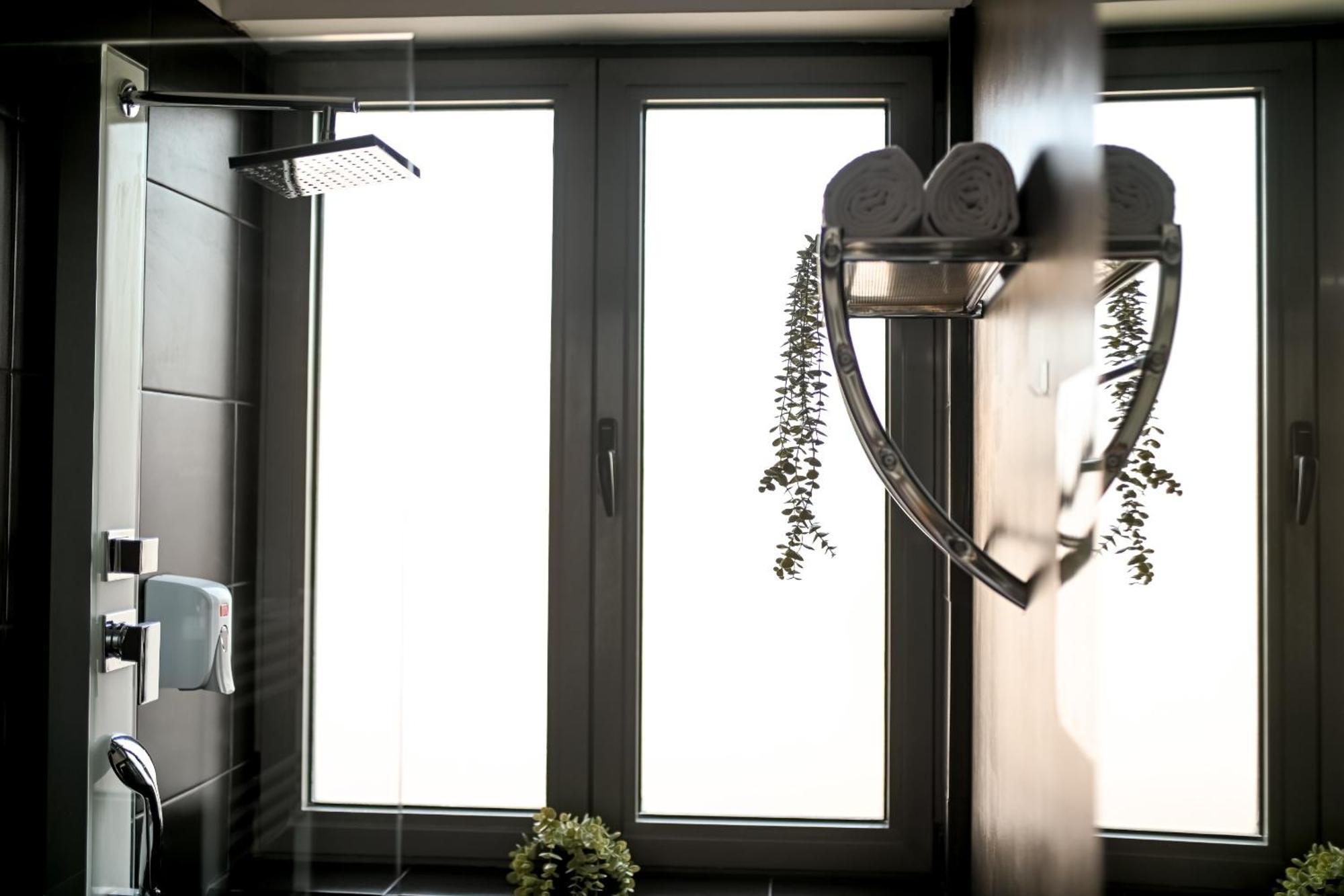 Urban Elegance - Stylish Central Accommodation Bucarest Habitación foto